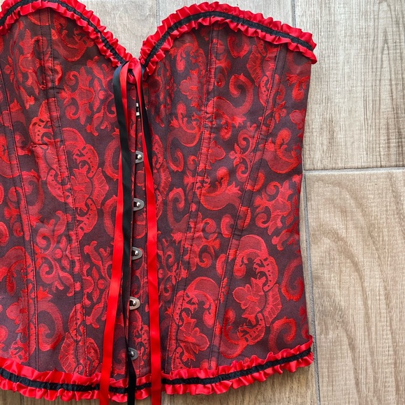 BOUTIQUE black & red paisley lace up corset with ruffle hem accent - Picture 3 of 7